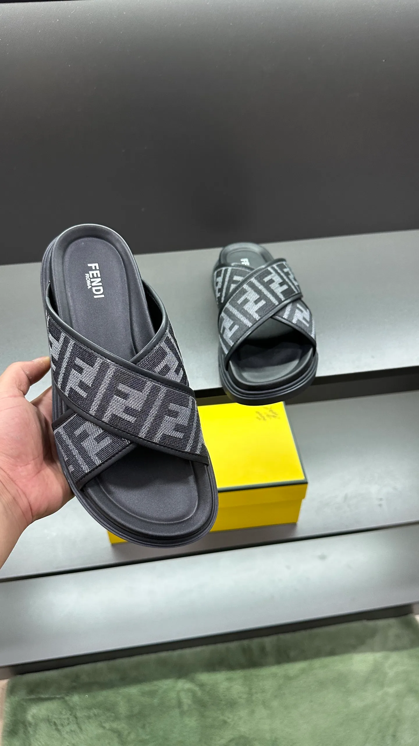 P300 [Fendi Slippers] High-end men's shoes brand, official website 1:1 latest masterpiece: original mold customization, fabrics made of imported original materials, upgraded outsole, lighter and non-slip. The market's top quality, simple yet tasteful, a must-have for fashionistas, fashionable at your feet, full of confidence, the same style at the counter 👍The season of summer slippers is here. Code: 38-45, 46 order